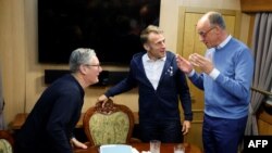 დიდი ბრიტანეთის პრემიერ-მინისტრი კირ სტარმერი (მარცხნივ) და საფრანგეთის პრეზიდენტი ემანუელ მაკრონი (ცენტრში) უსმენენ გერმანიის კანცლერ ფრიდრიხ მერცს სამმხრივი შეხვედრის დროს კიევისკენ მიმავალ მატარებელში, შეგინიში, უკრაინა. 2025 წლის 9 მაისი
