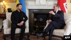Discuții cu premierul britanic Keir Starmer în timpul vizitei președintelui ucrainean, Volodimir Zelenski, în Downing Street nr 10.