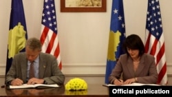 Greg Delawie i Atifete Jahjaga