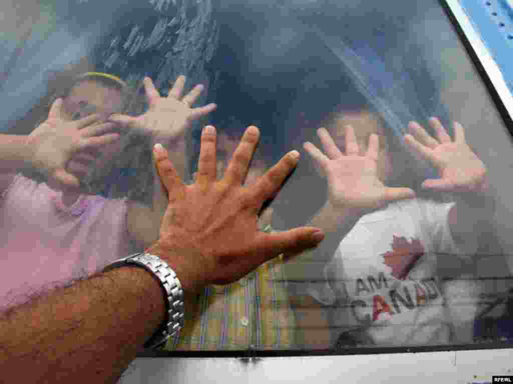 Lebenon, children are leavin their father to go to safer place during Israel attacks in lebenon, undated