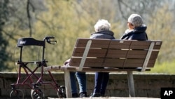 A 13-a pensie ar corespunde unei majorări lunare cu 8,3%, care i-ar ajuta pe bătrânii din Elveția să țină pasul cu inflația.