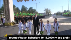 Церемония открытия монумента собаки "Туркменский алабай" с участием президента Туркменистана Гурбангулы Бердымухамедова. Ашхабад, ноябрь, 2020