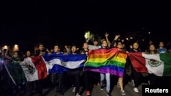 Studenți protestînd pe campusul Universității California