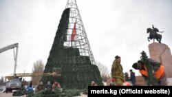 Установка елки в Бишкеке. 8 декабря 2017 года.