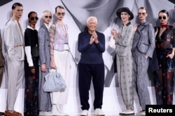 ჯორჯო არმანი Emporio Armani-ის 2025 წლის გაზაფხული/ზაფხულის კოლექციის წარდგენისას მილანის მოდის კვირეულზე. 19 სექტემბერი, 2024.