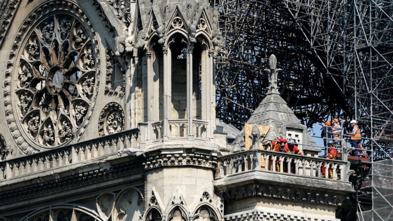 Сьцены Notre-Dame умацаваныя і ня могуць абрынуцца