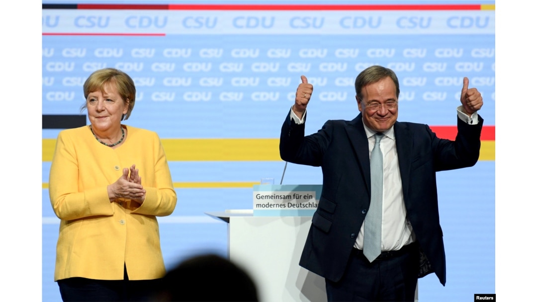 Prim-ministrul Renaniei de Nord-Westfalia și candidat pentru postul de cancelar, Armin Laschet este surprins în această fotografie alături de Angela Merkel, înaintea alegerilor federale, la Tempodrom, în Berlin, Germania, 21 august 2021.