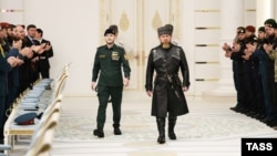 Рамзан Кадыров (справа) и его сын Адам на инаугурации главы Чечни, 5 октября 2026 г.
