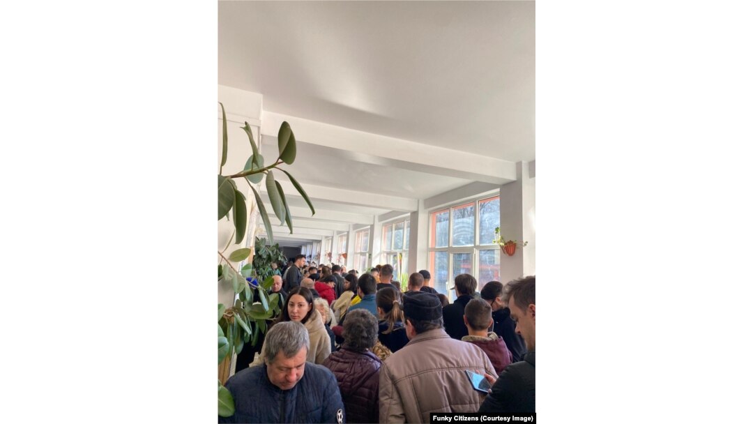 Aglomerația la secția de vot de la Colegiul Grigore Moisil din Capitală.