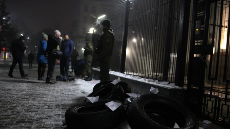 Киев: к российскому посольству принесли шины из-за обстрела ФСБ украинцев в Керченском проливе (+фото)