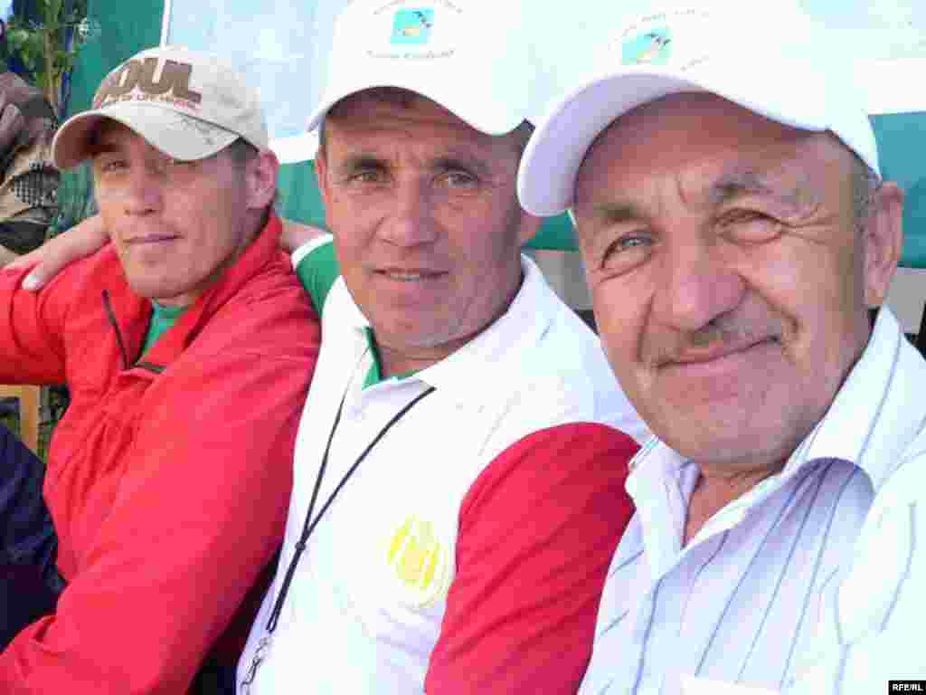 Балык Бистәсендә Сабантуй - 2009 - Балык бистәсенең "Авыл офыклары" район газетасы журналисты Идрис Аметов (уңнан беренче) дуслары белән
