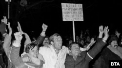 Протест на българските турци с искане за връщане на имената, които са им отнети от комунистическите власти през 80-те години по време на т.нар. "Възродителен процес". Снимката е от самото начало на 90-те години.