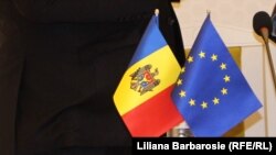 Drapelul Moldovei și cel al Uniunii Europene.