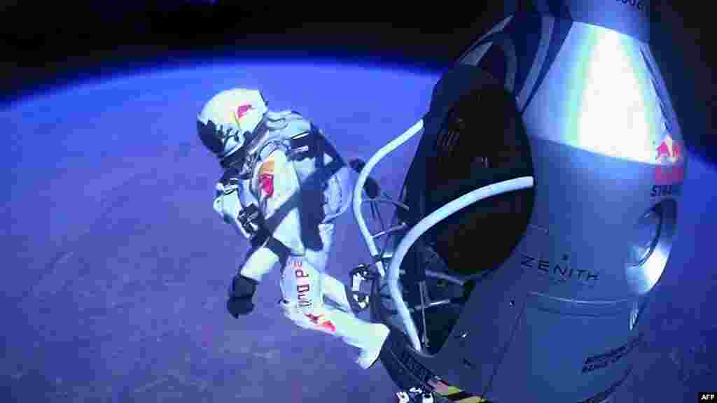 Austrian daredevil Felix Baumgartner leaps from a capsule at the edge of space more than 39 kilometers above the Earth&#39;s surface. Baumgartner reached a speed of 1,135 kilometers per hour, breaking the sound barrier, before he opened his parachute and landed in the New Mexico desert. (AFP/www.redbullcontentpool.com/Jay Nemeth)