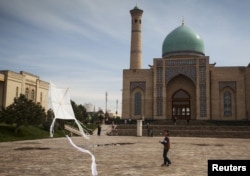 Мальчик возле мечети в Ташкенте. Узбекистан, иллюстративное фото
