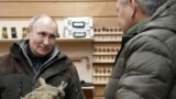 Сергей Шойгу показывает Владимиру Путину свою мастерскую. 21 марта 2021 года