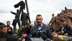 „Ne urăsc“: Demontarea statuii „Prietenia ruso-ucraineană” din Kiev