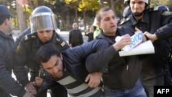 Arxiv foto. Bakıda demokratiya tələb edən müxalifət fəalları saxlanarkən. 10 dekabr 2012