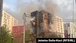 Ndërtesa shumëkatëshe e banimit përfshihet nga zjarri në Tiranë, Shqipëri, 14 prill.