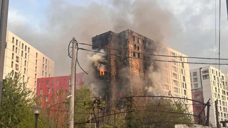 Njëmbëdhjetë persona hospitalizohen pasi zjarri përfshin një ndërtesë shumëkatëshe në Tiranë