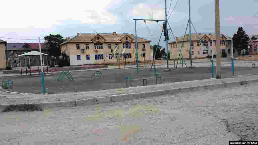 Meýdançada sport desgalaryndan diňe hiňňildik galypdyr.