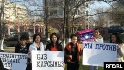 Студенттер көлікте жүру жеңілдіктерінің жойылуына наразы. Алматы, 27 қараша, 2008 жыл