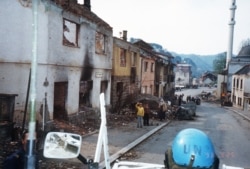 Srebrenica, văzută dintr-o mașină blindată a ONU, în aprilie 1993.