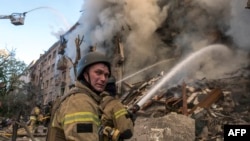 Рятувальники працюють на місці російського удару у Києві, 24 травня 2026 року 