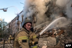 Пожежник за роботою на місці російського удару по житловому будинку. Київ, 24 травня 2026 року