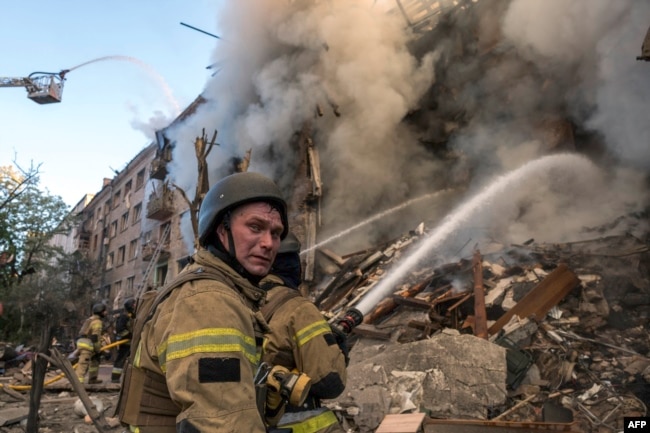 Пожежник за роботою на місці російського удару по житловому будинку. Київ, 24 травня 2026 року