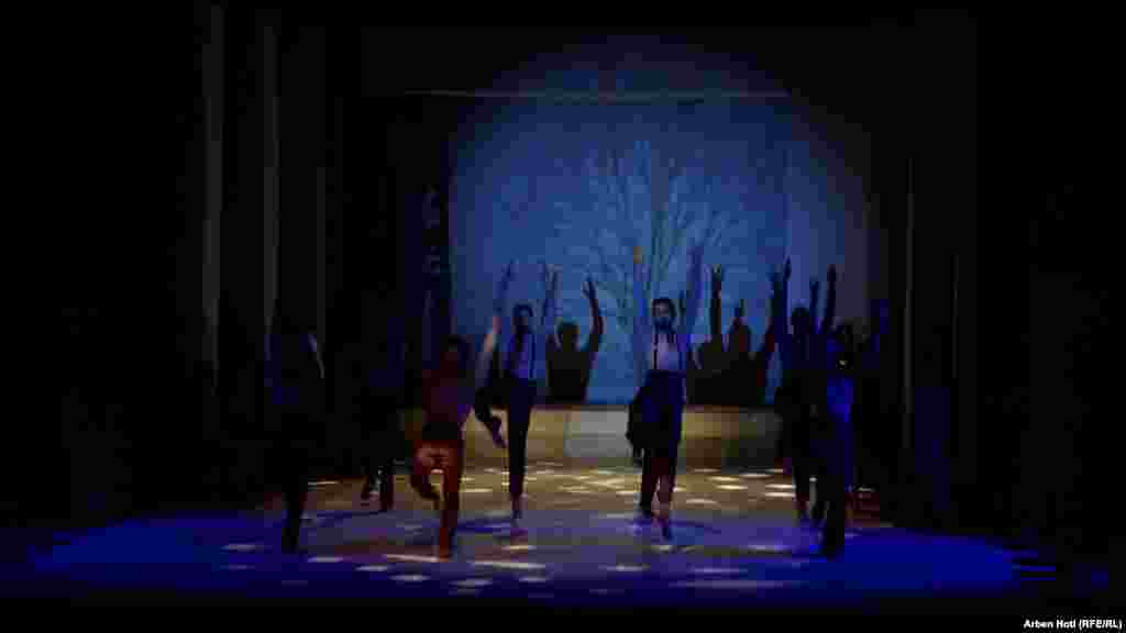 Pozorište u Prištini je otvorilo svoja vrata publici tokom pandemije, uz poštovanje fizičke udaljenosti i nošenje zaštitnih maski