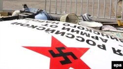 Плакат перед зданием Российского посольства в Тбилиси, 29 августа 2008