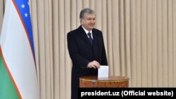 Президент Шавкат Мирзиёев добуш берүүдө. 22-декабрь, 2019-жыл.