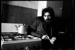 Поэт Виктор Кривулин на кухне ленинградской квартиры. 1978 год.