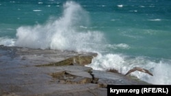 Невгамовний шторм: у Ялті п'ятий день вирує море (фотогалерея)