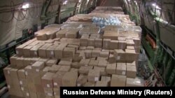 Ruski vojni transportni avion, natovaren medicinskom opremom, uoči svog odlaska u Sjedinjene Države, na aerodromu izvan Moskve 1. aprila.