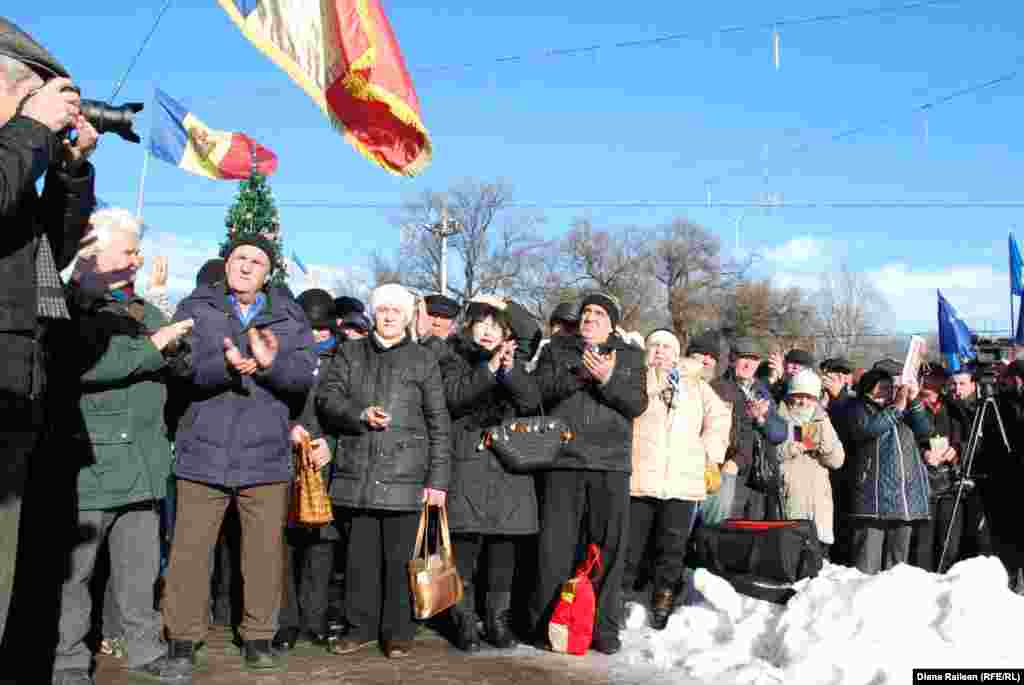 În Piaţa Marii Adunări Naţionale protestează membrii şi susţinătorii Platformei DA.
