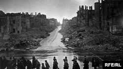 Руїни Хрещатика, листопад 1943 р. (Фото з фотовиставки Аркадія Шайхета у Російському Центрі Науки і культури)