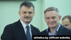 Беларустун жеңил атлетика курамасынын башчысы Артур Шумак жана спорт министри Сергей Михайлович. 