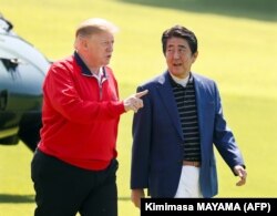 Дональд Трамп и Синдзо Абэ перед игрой в гольф вблизи Токио. 26 мая 2019 года