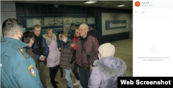 СМИ подконтрольных России формирований публикуют фото, как родственники ожидают результатов спасательной операции на шахте