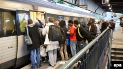 Біженці сідають на поїзд у Німеччині. 10 вересня 2015 року