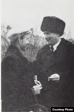 Толя и Гай Берджесс в Москве (фото Тома Драйберга)