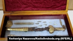 Акінак, короткий меч скіфів, знайдений у похованні юнака на Мамай-горі, 2019 рік