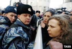 Мария Алехина и Надежда Толоконникова возле здания суда в момент оглашения одного из приговоров по "Болотному делу". 21 февраля 2014 года