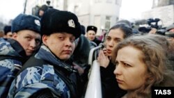 Mbështetësit e të akuzuarve janë tubuar para gjykatës në Moskë për rastin Bolotnaya