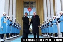 Turkish President Recep Tayyip Erdogan (right) shakes hands with Pakistani Prime Minister Imran Khan during a welcoming ceremony at the Presidential Palace in Ankara in January 4, 2019.