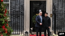 Британиянын өкмөт башчысы Кир Стармер жана Украинанын президенти Владимир Зеленский.