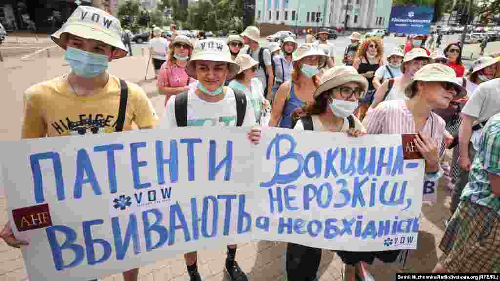 На підтримку глобальної адвокаційної кампанії, ініційованої AHF Ukraine (фундацією АнтиСНІД-США в Україні) на вулиці Києва вийшли представники фундації, інших партнерських організацій і ті, хто підтримує кампанію з вакцинації від COVID-19