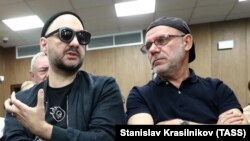 Kirill Serebrennikov (left) and former Gogol Center director Aleksei Malobrodsky attend a court hearing in Moscow on September 11.